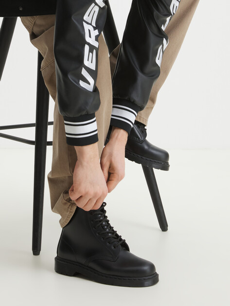 Ботинки DR. MARTENS 1460 MONO SMOOTH Hf, Артикул 14353001, черный | 2413771. Ракурс 2 Ботинки DR. MARTENS 1460 MONO SMOOTH Hf, Артикул 14353001, черный | 2413771. Ракурс 2