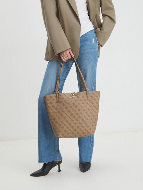 Женский тоут GUESS ALBY TOGGLE TOTE, Артикул HWSS7455230, темно-бежевый | 2799336. Ракурс 2
