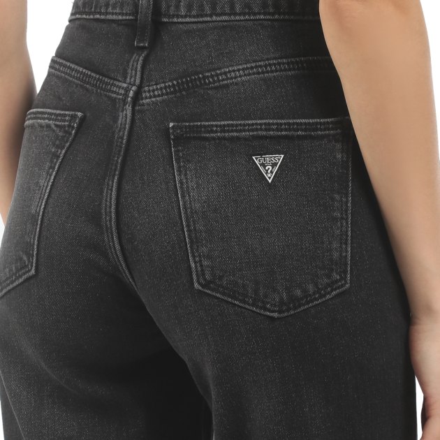 Женские джинсы мом GUESS MOM JEAN, Артикул W2YA21D4QD1, черно-серый | 3244606. Ракурс 3
