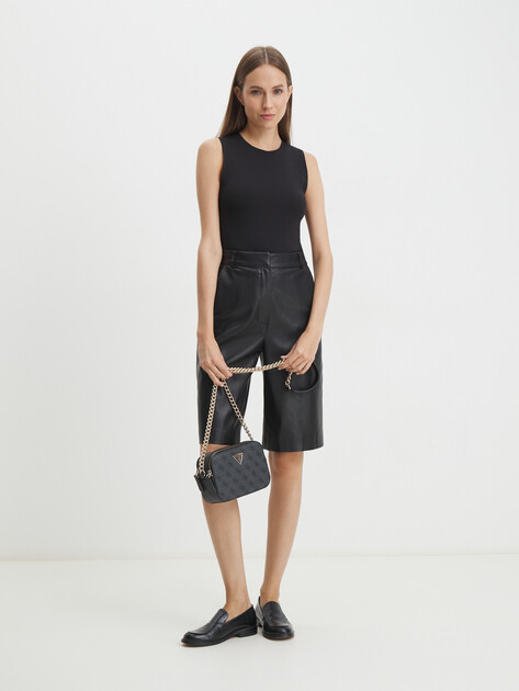 Женская сумка через плечо кросс-боди GUESS NOELLE CROSSBODY CAMERA, Артикул HWBG7879140, темно-серый | 3568680. Ракурс 2 Женская сумка через плечо кросс-боди GUESS NOELLE CROSSBODY CAMERA, Артикул HWBG7879140, темно-серый | 3568680. Ракурс 2