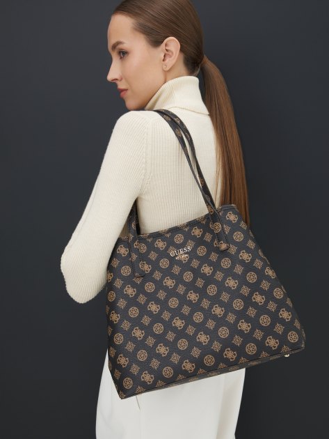 Женский тоут GUESS VIKKY TOTE, Артикул HWPQ6995280, темно-коричневый | 3568766. Ракурс 2