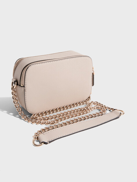 Женская сумка через плечо кросс-боди GUESS NOELLE CROSSBODY CAMERA, Артикул HWZG7879140, серовато-бежевый | 3811216. Ракурс 4 Женская сумка через плечо кросс-боди GUESS NOELLE CROSSBODY CAMERA, Артикул HWZG7879140, серовато-бежевый | 3811216. Ракурс 4