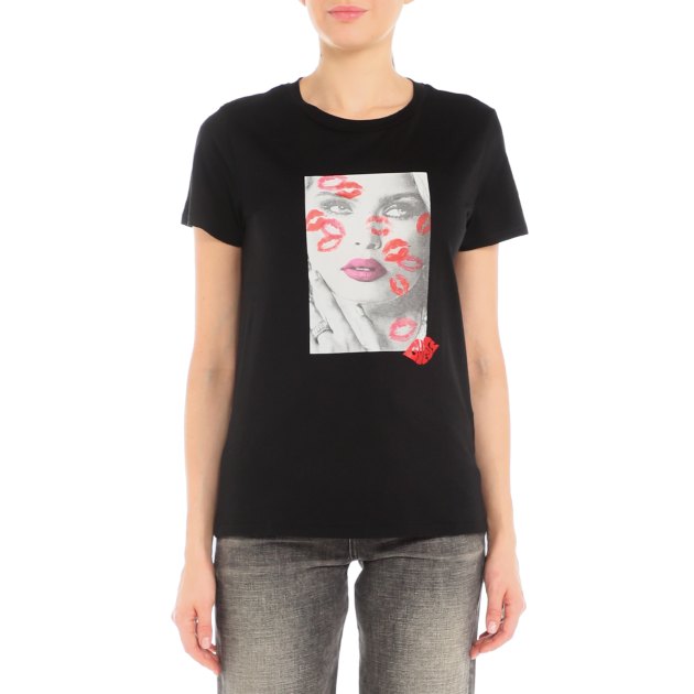 Женская футболка GUESS SS LIPSTICK KISSES EASY TEE, Артикул W4RI20K9RM1, черный | 3822703. Ракурс 2