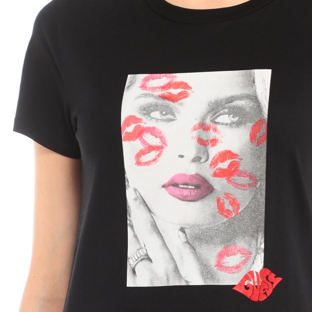Женская футболка GUESS SS LIPSTICK KISSES EASY TEE, Артикул W4RI20K9RM1, черный | 3822703. Ракурс 3