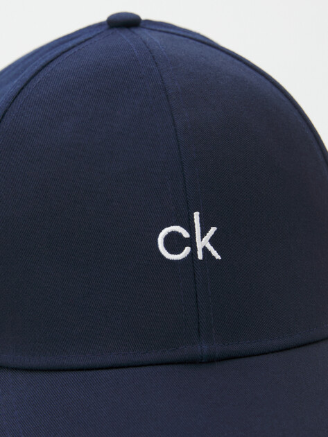 Мужская бейсболка CALVIN KLEIN CK CENTER CAP, Артикул K50K506087, темно-синий | 3845702. Ракурс 3 Мужская бейсболка CALVIN KLEIN CK CENTER CAP, Артикул K50K506087, темно-синий | 3845702. Ракурс 3