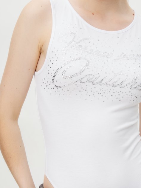 Боди VERSACE JEANS COUTURE LOGO SCRIPT CRYSTAL, Артикул 76HAM6A4, белый | 3898544. Ракурс 3 Боди VERSACE JEANS COUTURE LOGO SCRIPT CRYSTAL, Артикул 76HAM6A4, белый | 3898544. Ракурс 3