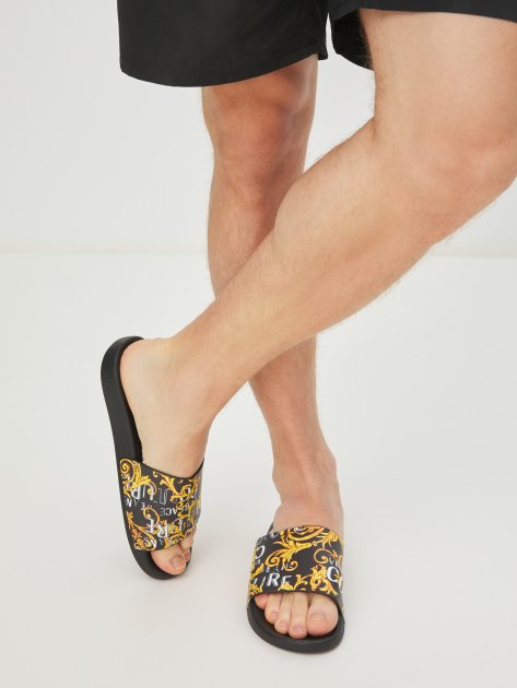 Мужские сланцы VERSACE JEANS COUTURE SLIDE, Артикул 76YA3SQ4, черный | 3904323. Ракурс 2 Мужские сланцы VERSACE JEANS COUTURE SLIDE, Артикул 76YA3SQ4, черный | 3904323. Ракурс 2