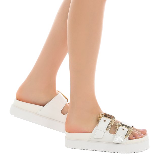 Женские шлепанцы VERSACE JEANS COUTURE ARIZONA, Артикул 76VA3SM1, белый | 3904341. Ракурс 4