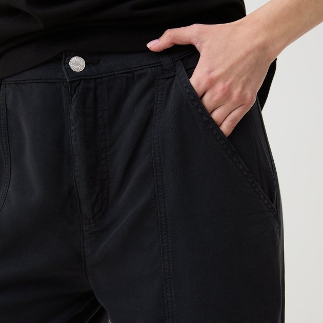 Женские брюки карго MO5CH1NO JEANS WHITE BLACK.. AND MORE, Артикул 0335 M, черный | 3931989. Ракурс 3