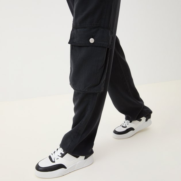 Женские брюки карго MO5CH1NO JEANS WHITE BLACK.. AND MORE, Артикул 0335 M, черный | 3931989. Ракурс 4