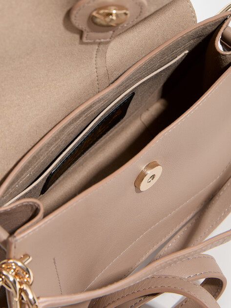 Женская сумка FURLA, Артикул FURLA FLOW MINI TOP HANDLE, пыльно-бежевый | 3962299. Ракурс 5 Женская сумка FURLA, Артикул FURLA FLOW MINI TOP HANDLE, пыльно-бежевый | 3962299. Ракурс 5