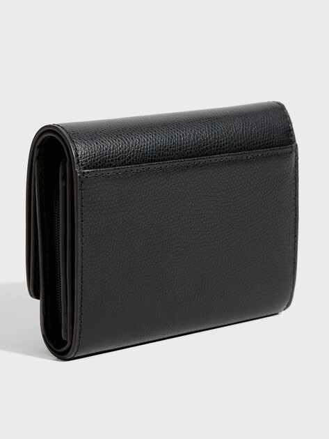 Женское портмоне FURLA, Артикул FURLA CAMELIA M COMPACT WALLET FLAP, черный | 4024647. Ракурс 3