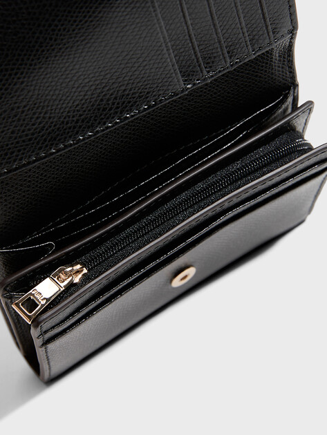 Женское портмоне FURLA, Артикул FURLA CAMELIA M COMPACT WALLET FLAP, черный | 4024647. Ракурс 4