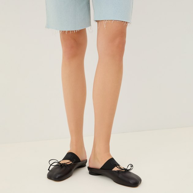 Женские шлепанцы MM6 MAISON MARGIELA, Артикул S66WX0062, черный | 4026160. Ракурс 4 Женские шлепанцы MM6 MAISON MARGIELA, Артикул S66WX0062, черный | 4026160. Ракурс 4