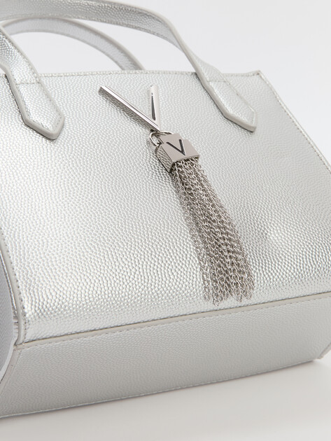 Женская сумка VALENTINO DIVINA, Артикул VBS1R415G, серебряный | 4070950. Ракурс 2 Женская сумка VALENTINO DIVINA, Артикул VBS1R415G, серебряный | 4070950. Ракурс 2