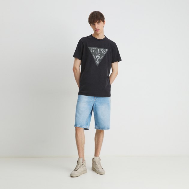 Мужская футболка GUESS SS CN TREATED TRIANGLE TEE, Артикул M4YI05I3Z14, черный | 4079105. Ракурс 2 Мужская футболка GUESS SS CN TREATED TRIANGLE TEE, Артикул M4YI05I3Z14, черный | 4079105. Ракурс 2