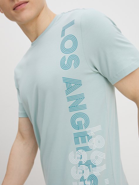 Мужская футболка GUESS SS CN GUESS VERTICAL LOGO TEE, Артикул M4YI34J1314, серо-голубой | 4081817. Ракурс 3