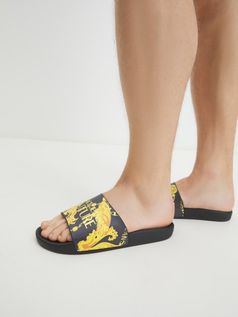 Мужские сланцы VERSACE JEANS COUTURE SLIDE, Артикул 77YA3SQ4, черный | 4091992. Ракурс 2 Мужские сланцы VERSACE JEANS COUTURE SLIDE, Артикул 77YA3SQ4, черный | 4091992. Ракурс 2