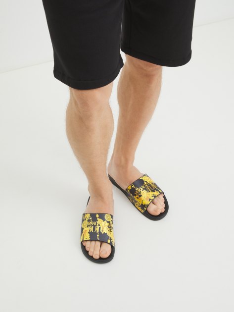 Мужские сланцы VERSACE JEANS COUTURE SLIDE, Артикул 77YA3SQ4, черный | 4091992. Ракурс 7 Мужские сланцы VERSACE JEANS COUTURE SLIDE, Артикул 77YA3SQ4, черный | 4091992. Ракурс 7