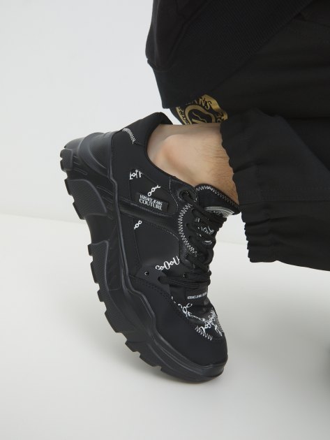 Мужские кроссовки VERSACE JEANS COUTURE SPEEDTRACK, Артикул 77YA3SC9, черный | 4091995. Ракурс 6 Мужские кроссовки VERSACE JEANS COUTURE SPEEDTRACK, Артикул 77YA3SC9, черный | 4091995. Ракурс 6