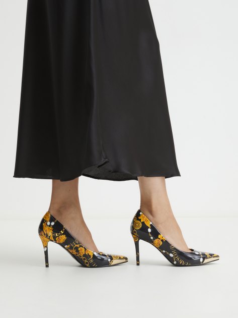 Женские туфли VERSACE JEANS COUTURE SCARLETT, Артикул 77VA3S50, черный | 4092023. Ракурс 2 Женские туфли VERSACE JEANS COUTURE SCARLETT, Артикул 77VA3S50, черный | 4092023. Ракурс 2