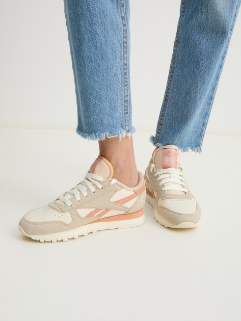 Женские кроссовки REEBOK CLASSIC LEATHER, Артикул CLASSIC LEATHER, серо-бежевый | 4123661. Ракурс 2
