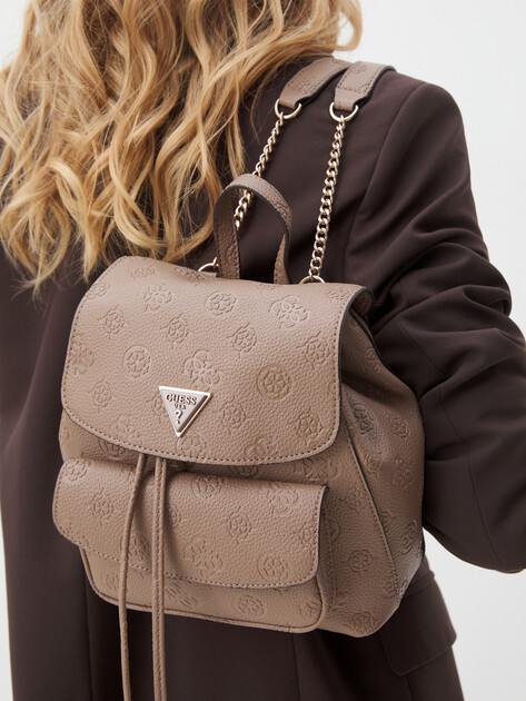 Женский рюкзак GUESS CRESIDIA SMALL FLAP BACKPACK, Артикул HWPG9349310, серо-коричневый | 4190160. Ракурс 2