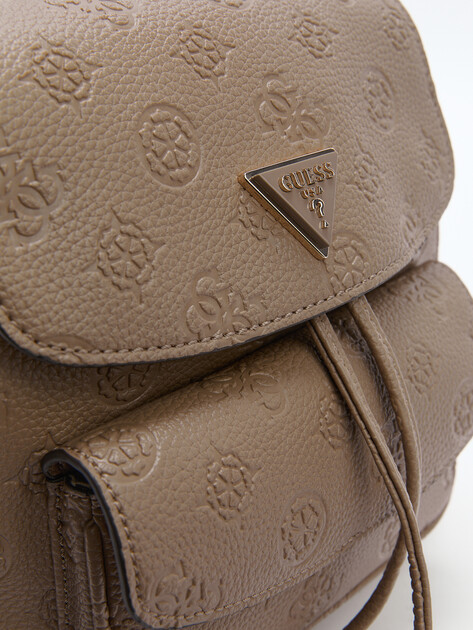 Женский рюкзак GUESS CRESIDIA SMALL FLAP BACKPACK, Артикул HWPG9349310, серо-коричневый | 4190160. Ракурс 3