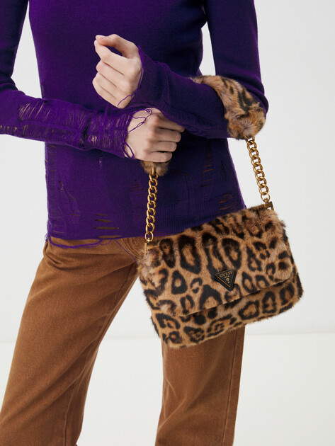 Женская сумка  GUESS SAMIA SMALL TOTE, Артикул HWLB9355220, леопардовый принт | 4190224. Ракурс 2