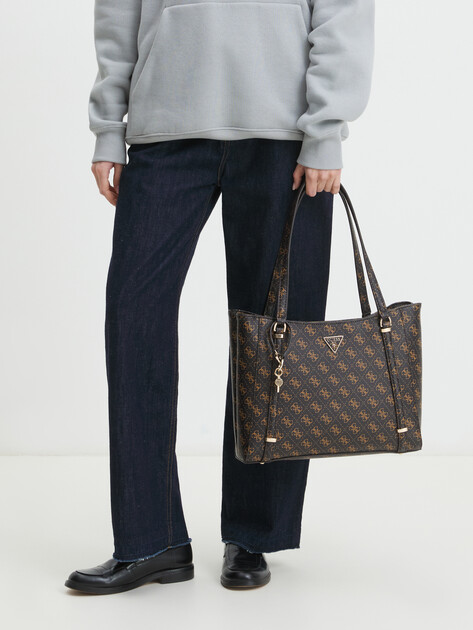 Женский тоут GUESS ECO ERICA ELITE TOTE, Артикул HWEQG951023, темно-коричневый | 4190244. Ракурс 2 Женский тоут GUESS ECO ERICA ELITE TOTE, Артикул HWEQG951023, темно-коричневый | 4190244. Ракурс 2
