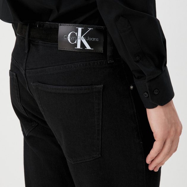 Мужские джинсы CALVIN KLEIN JEANS SLIM TAPER, Артикул J30J323688, черный | 4213600. Ракурс 3 Мужские джинсы CALVIN KLEIN JEANS SLIM TAPER, Артикул J30J323688, черный | 4213600. Ракурс 3