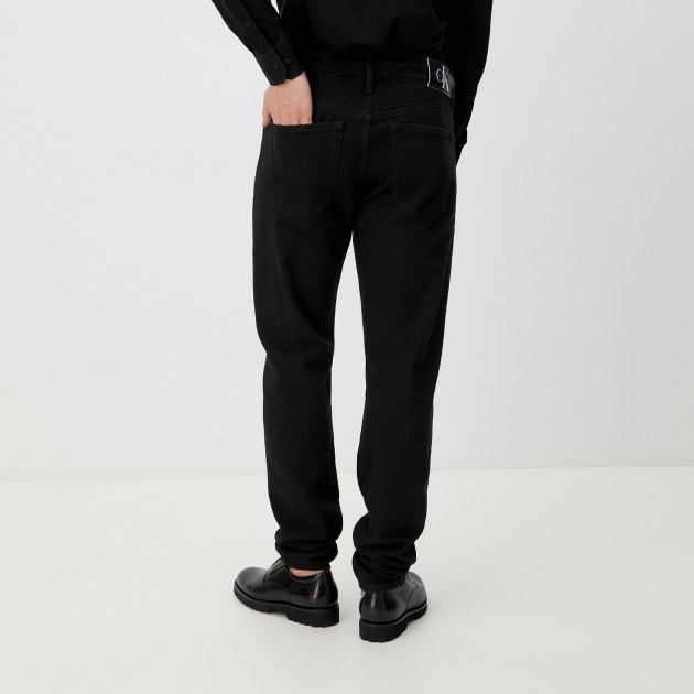 Мужские джинсы CALVIN KLEIN JEANS SLIM TAPER, Артикул J30J323688, черный | 4213600. Ракурс 4 Мужские джинсы CALVIN KLEIN JEANS SLIM TAPER, Артикул J30J323688, черный | 4213600. Ракурс 4