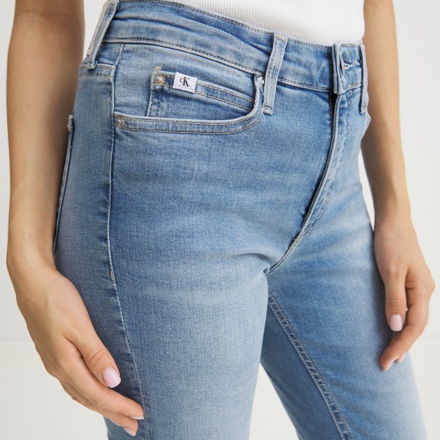 Женские джинсы скинни CALVIN KLEIN JEANS MID RISE SKINNY, Артикул J20J221580, голубой | 4213616. Ракурс 3