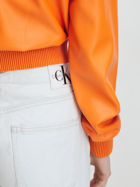 Женские широкие джинсы CALVIN KLEIN JEANS 90'S STRAIGHT, Артикул J20J222438, белый | 4213624. Ракурс 3 Женские широкие джинсы CALVIN KLEIN JEANS 90'S STRAIGHT, Артикул J20J222438, белый | 4213624. Ракурс 3