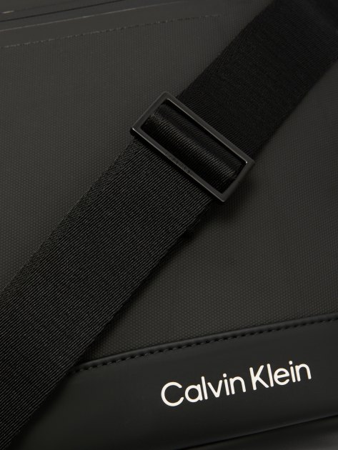 Мужская сумка для ноутбука CALVIN KLEIN RUBBERIZED CONV LAPT, Артикул K50K511712, черный | 4213628. Ракурс 3 Мужская сумка для ноутбука CALVIN KLEIN RUBBERIZED CONV LAPT, Артикул K50K511712, черный | 4213628. Ракурс 3