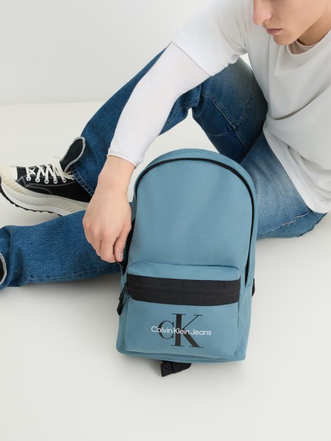 Мужской рюкзак CALVIN KLEIN JEANS CKJ SPORT ESSENTIALS CAMPUS BP, Артикул K50K511100, серо-голубой | 4213664. Ракурс 2