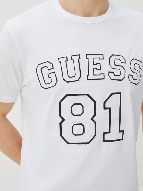 Мужская футболка GUESS SS CN GUESS 81 PATCH TEE, Артикул M4RI22K8FQ4, белый | 4251532. Ракурс 3