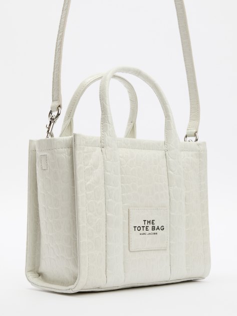 Женский тоут MARC JACOBS THE MINI CROC EMB TOTE BAG, Артикул H022L01RE22, бледно-серый | 4255880. Ракурс 3 Женский тоут MARC JACOBS THE MINI CROC EMB TOTE BAG, Артикул H022L01RE22, бледно-серый | 4255880. Ракурс 3