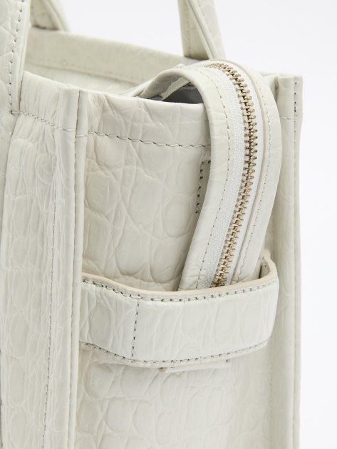 Женский тоут MARC JACOBS THE MINI CROC EMB TOTE BAG, Артикул H022L01RE22, бледно-серый | 4255880. Ракурс 4 Женский тоут MARC JACOBS THE MINI CROC EMB TOTE BAG, Артикул H022L01RE22, бледно-серый | 4255880. Ракурс 4