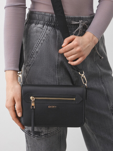 Женская сумка через плечо кросс-боди DKNY BRYANT AVE, Артикул R42E3E21, черный | 4263301. Ракурс 5 Женская сумка через плечо кросс-боди DKNY BRYANT AVE, Артикул R42E3E21, черный | 4263301. Ракурс 5