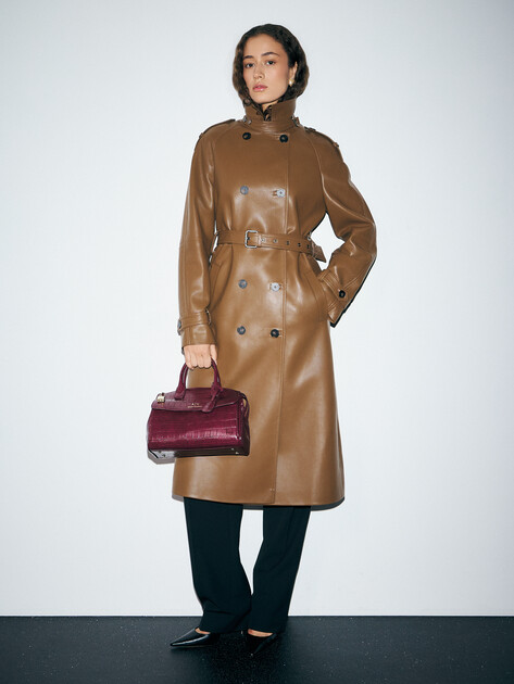 Женский плащ MAISON DAVID MARLENE, Артикул MARLENE, светло-коричневый | 4267200. Ракурс 2 Женский плащ MAISON DAVID MARLENE, Артикул MARLENE, светло-коричневый | 4267200. Ракурс 2