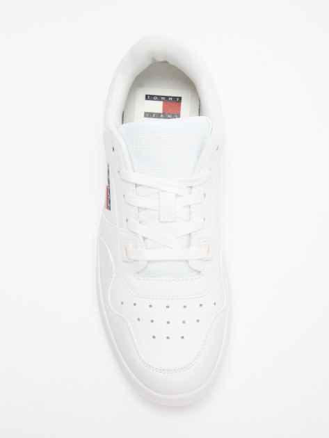 Женские кеды TOMMY JEANS RETRO ESSENTIAL LEATHER FINE-CLEAT BASKETBALL TRAINERS, Артикул EN0EN02505, белый | 4270404. Ракурс 5 Женские кеды TOMMY JEANS RETRO ESSENTIAL LEATHER FINE-CLEAT BASKETBALL TRAINERS, Артикул EN0EN02505, белый | 4270404. Ракурс 5