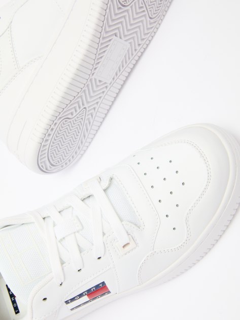 Женские кеды TOMMY JEANS RETRO ESSENTIAL LEATHER FINE-CLEAT BASKETBALL TRAINERS, Артикул EN0EN02505, белый | 4270404. Ракурс 6 Женские кеды TOMMY JEANS RETRO ESSENTIAL LEATHER FINE-CLEAT BASKETBALL TRAINERS, Артикул EN0EN02505, белый | 4270404. Ракурс 6