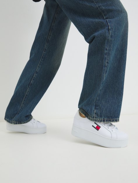 Женские кеды TOMMY JEANS ESSENTIAL FINE CLEAT FLATFORM TRAINERS, Артикул EN0EN02518, белый | 4270473. Ракурс 2 Женские кеды TOMMY JEANS ESSENTIAL FINE CLEAT FLATFORM TRAINERS, Артикул EN0EN02518, белый | 4270473. Ракурс 2