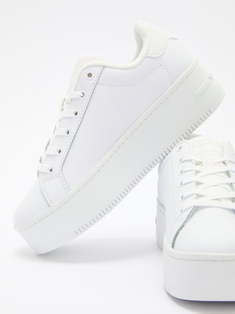 Женские кеды TOMMY JEANS ESSENTIAL FINE CLEAT FLATFORM TRAINERS, Артикул EN0EN02518, белый | 4270473. Ракурс 6 Женские кеды TOMMY JEANS ESSENTIAL FINE CLEAT FLATFORM TRAINERS, Артикул EN0EN02518, белый | 4270473. Ракурс 6