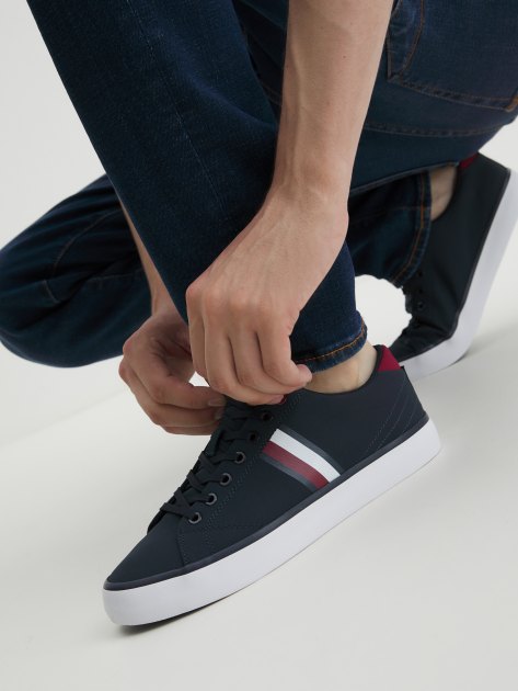 Мужские кеды TOMMY HILFIGER ESSENTIAL SIGNATURE TAPE TRAINERS, Артикул FM0FM04946, темно-синий | 4270978. Ракурс 7 Мужские кеды TOMMY HILFIGER ESSENTIAL SIGNATURE TAPE TRAINERS, Артикул FM0FM04946, темно-синий | 4270978. Ракурс 7