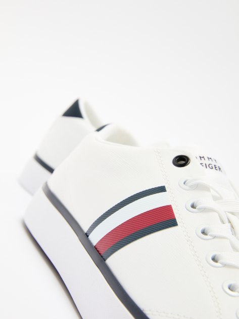 Мужские кеды TOMMY HILFIGER ESSENTIAL SIGNATURE TAPE TRAINERS, Артикул FM0FM04946, белый | 4270997. Ракурс 6