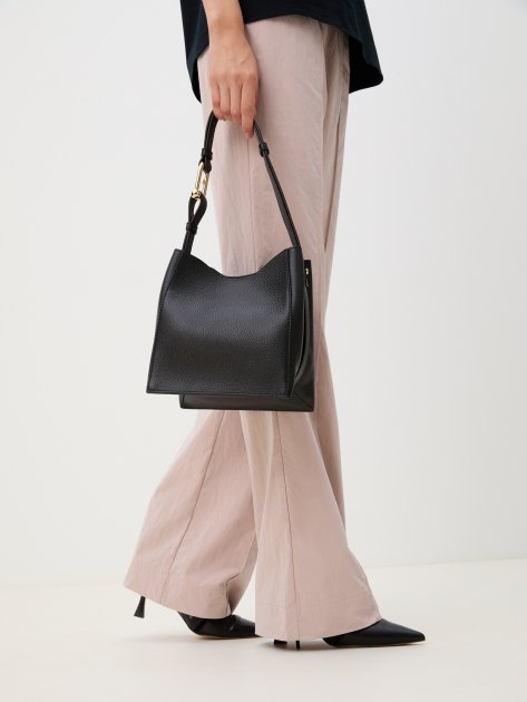 Женская сумка на плечо FURLA, Артикул FURLA NUVOLA MINI BUCKET BAG 20, черный | 4278850. Ракурс 2 Женская сумка на плечо FURLA, Артикул FURLA NUVOLA MINI BUCKET BAG 20, черный | 4278850. Ракурс 2