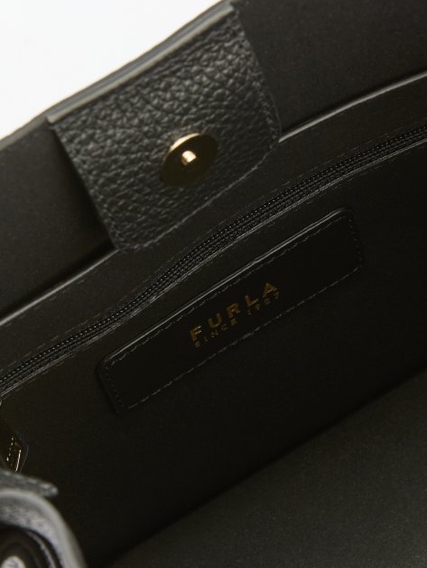 Женская сумка на плечо FURLA, Артикул FURLA NUVOLA MINI BUCKET BAG 20, черный | 4278850. Ракурс 6 Женская сумка на плечо FURLA, Артикул FURLA NUVOLA MINI BUCKET BAG 20, черный | 4278850. Ракурс 6