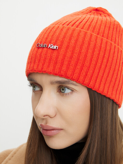 Женская шапка CALVIN KLEIN CK MUST LOGO BEANIE, Артикул K60K611401, оранжевый | 4278892. Ракурс 3 Женская шапка CALVIN KLEIN CK MUST LOGO BEANIE, Артикул K60K611401, оранжевый | 4278892. Ракурс 3